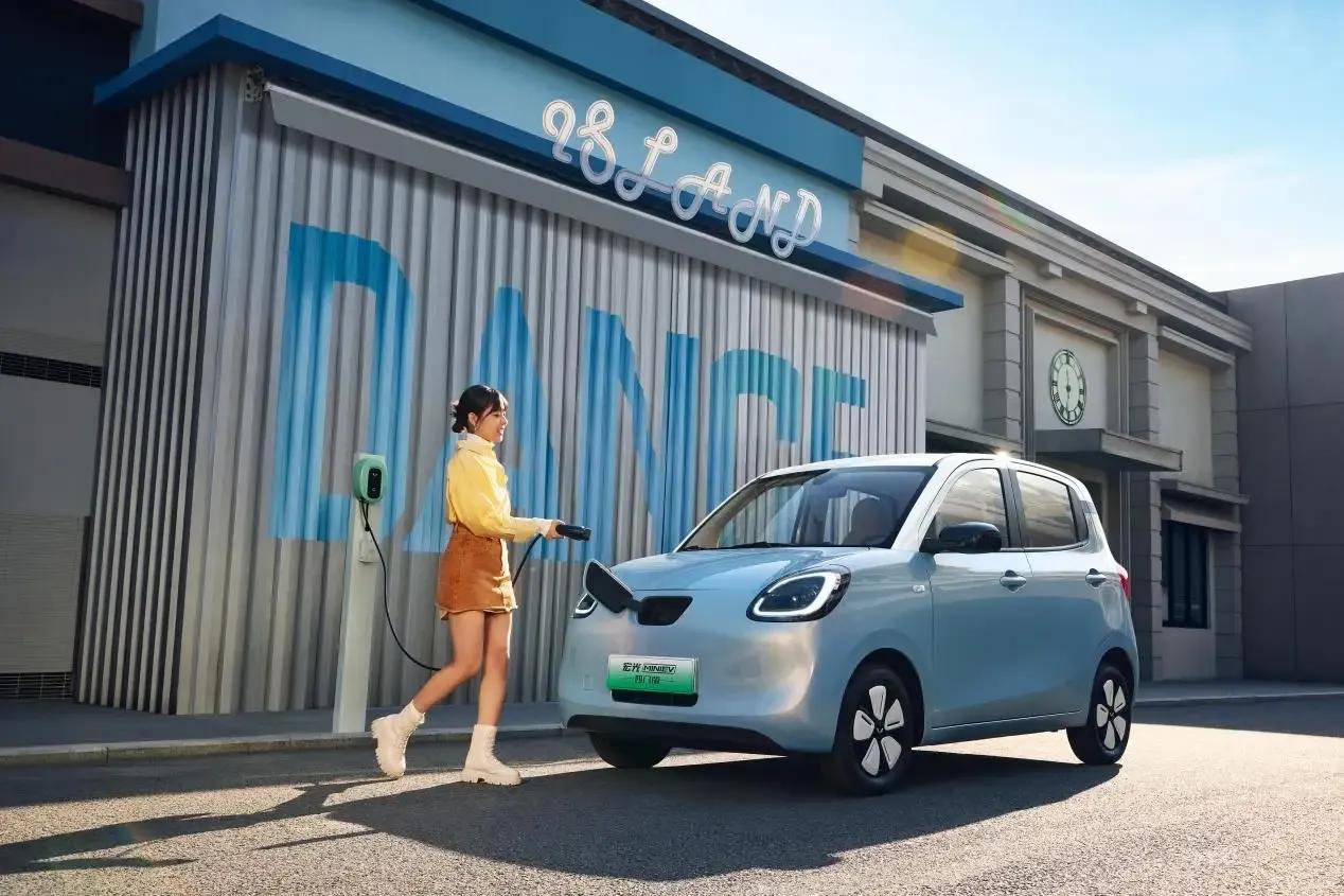 五菱始终以用户为中心，用高性价比、高实用性的产品打破消费壁垒。宏光MINIEV的