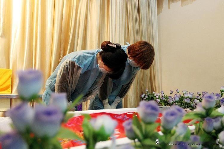 最近回老家参加了一场白事，对农村的殡葬方式感触很深。今天就想聊聊这个有点沉重、但