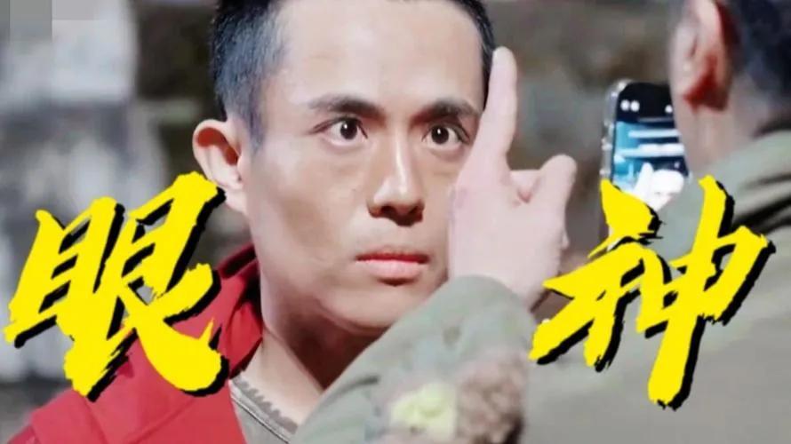 他指尖悬停于少年眉骨三寸，如叩击朽门。王星瞳孔先缩后灼，将怯懦凝成刃——那滴被威