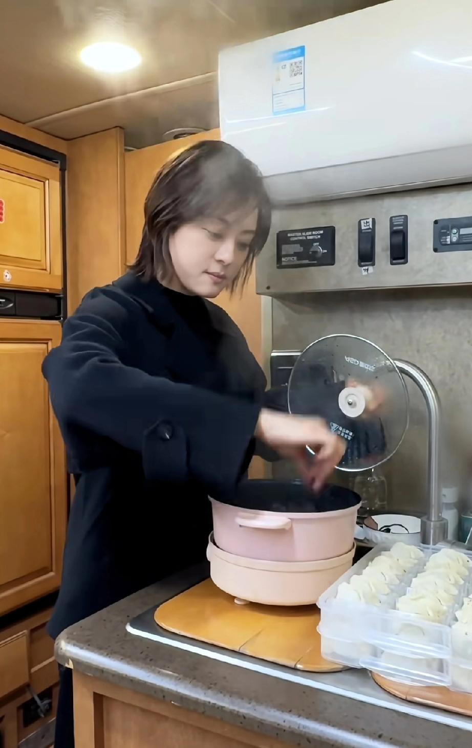 孙俪冬至吃饺子，特意中午不吃饭，就为了晚上多吃六个饺子，她在房车上买了个小电锅，