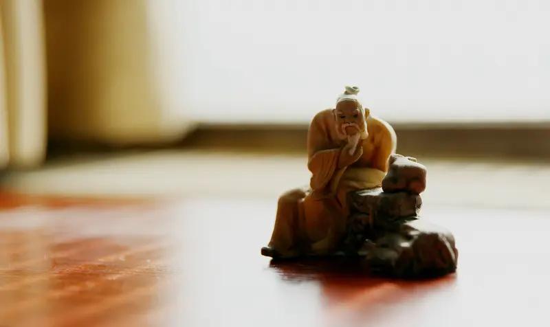 人说少言是修行，闭嘴是智慧，其实和人相处少言为贵。这个社会其实最愚蠢的行为就