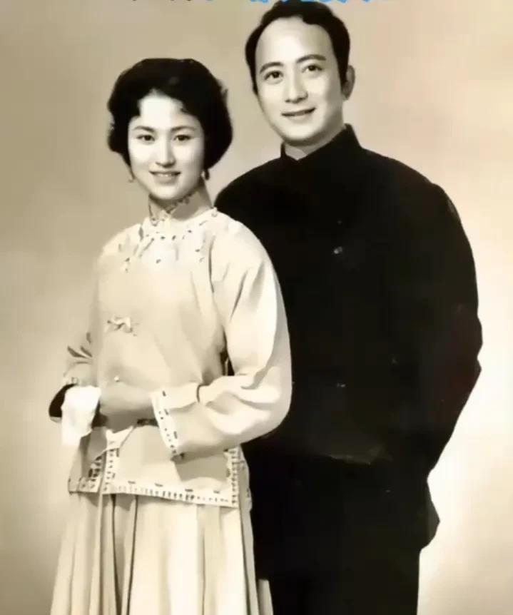 1962年，41岁的孙道临和36岁的王文娟合影。二人相貌相衬，似有夫妻相。夫妻