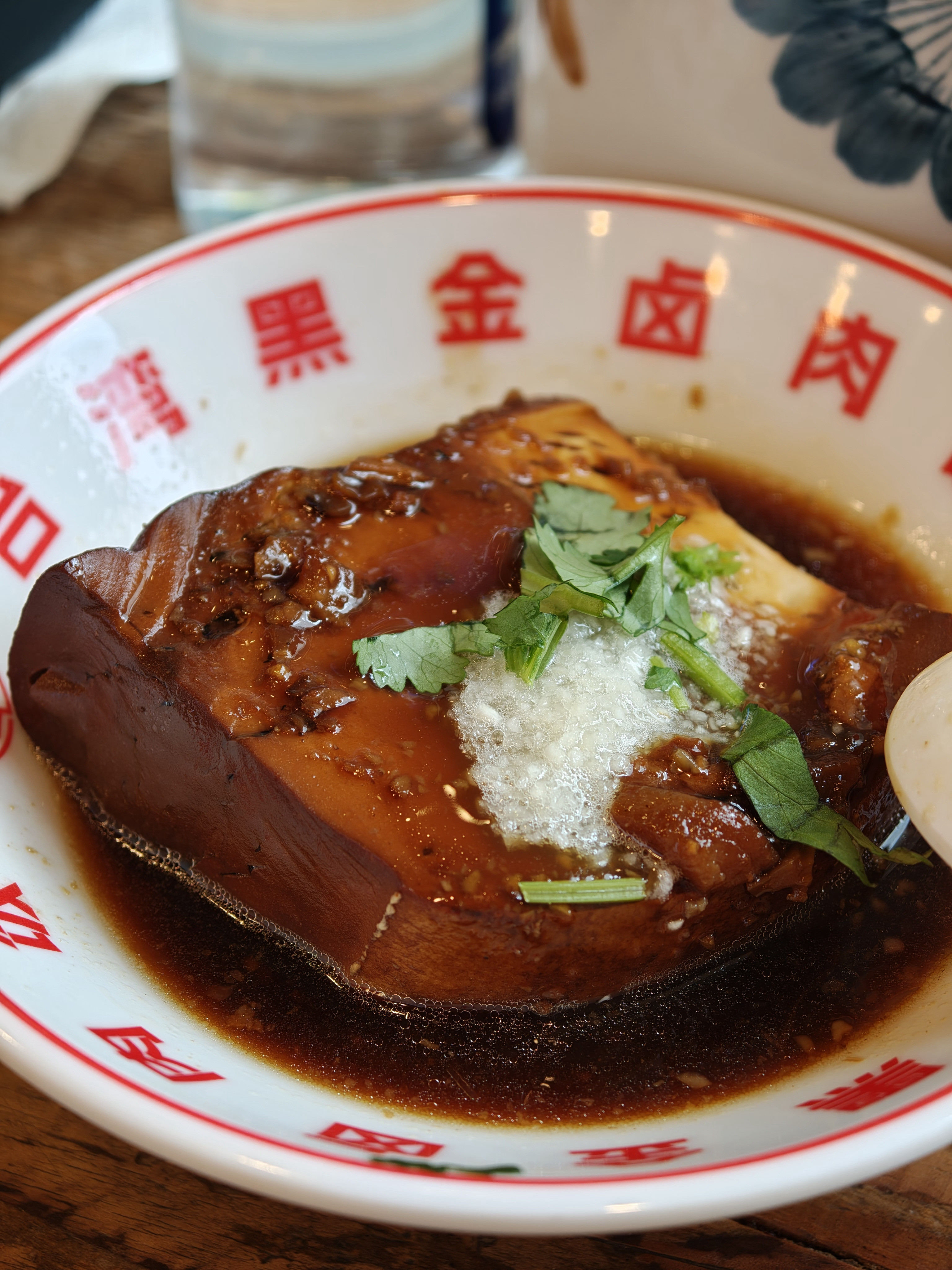 来吃卤肉饭啦！第二次打卡客村这家「八肚幺台湾黑金卤肉饭」卤肉肥瘦适中，炖得软烂入