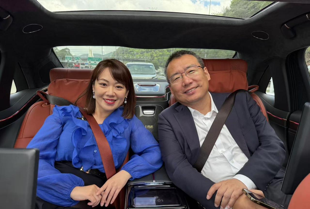 坐了一次180w的红旗感觉太气派了这次红旗在香港人气很高，香港市民真的是爱国