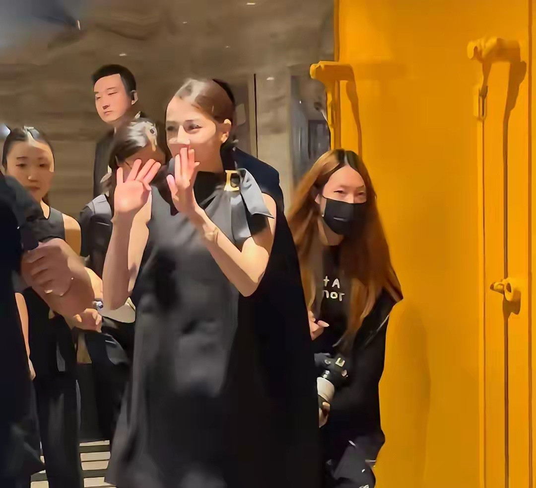 迪丽热巴空降南京！丰满身材引热议，小腿纤细修长，人妻味十足