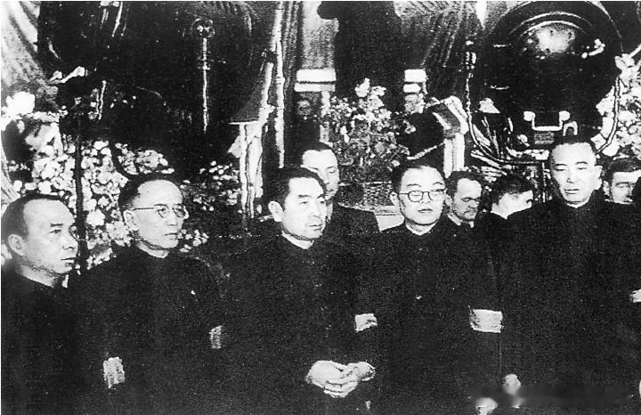 1953年，中国代表团在斯大林遗体前守灵。前排左起：李富春、郭沫若、周恩来、张闻