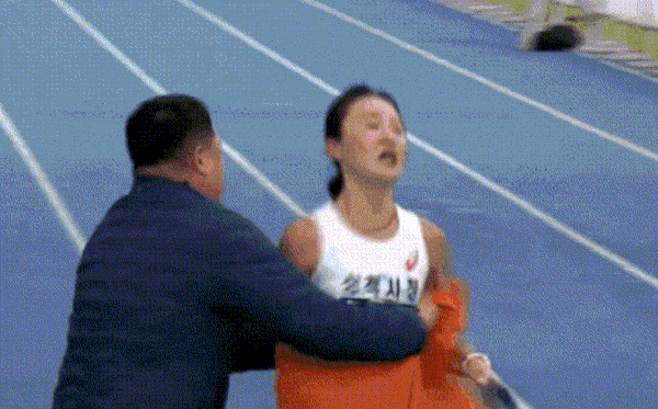 疑似性骚扰韩国田径教练光天化日下搂住女选手被她厌恶的一把推开在23日进行的韩