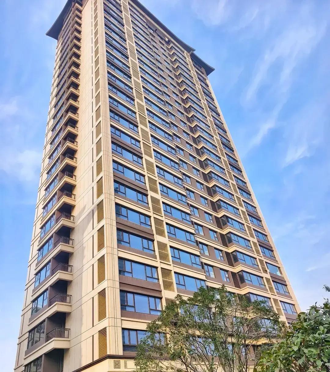 建筑工小李攒了十年，攒出30万首付，盯上一套从100万跌到70万的二手房。他跑