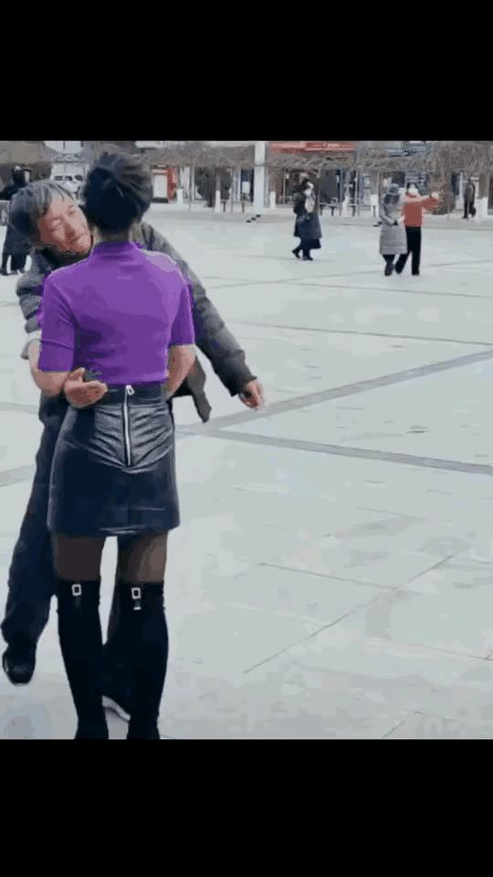 这老头如痴如醉，乐的找不着北了。如果退休金高不差钱，玩就玩儿吧，谁都喜欢美好的