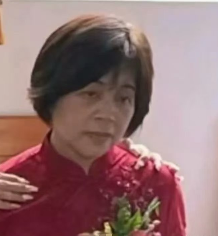 这场婚礼也体现出父母的无奈，新娘和她妈妈的表情，形成鲜明的对比。