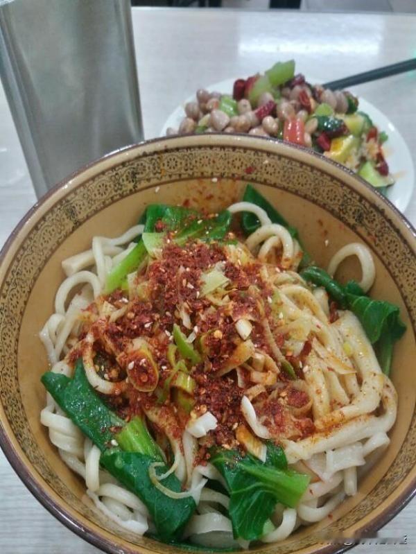 陕西美食——油泼面今天中午去袁家村吃个面在等待的时候过来一个大姐点了一份