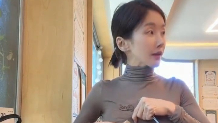 怎么这么不小心，看蹭衣服上了吧