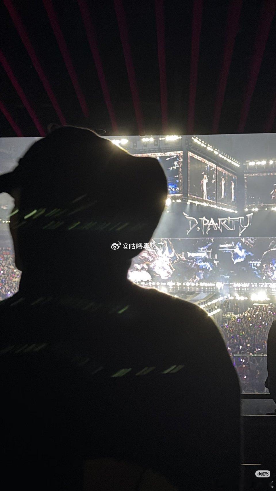黄子韬发了王鹤棣演唱会live，哈哈哈，把棣棣捧手心上了哈哈哈