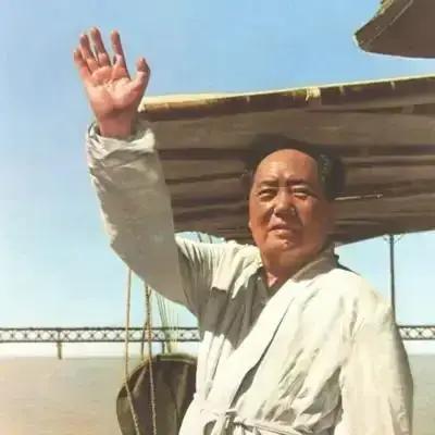 1938年，苏联。刚生产的贺子珍提笔给毛主席写信：“我顺利生下了一个男孩，手脚很