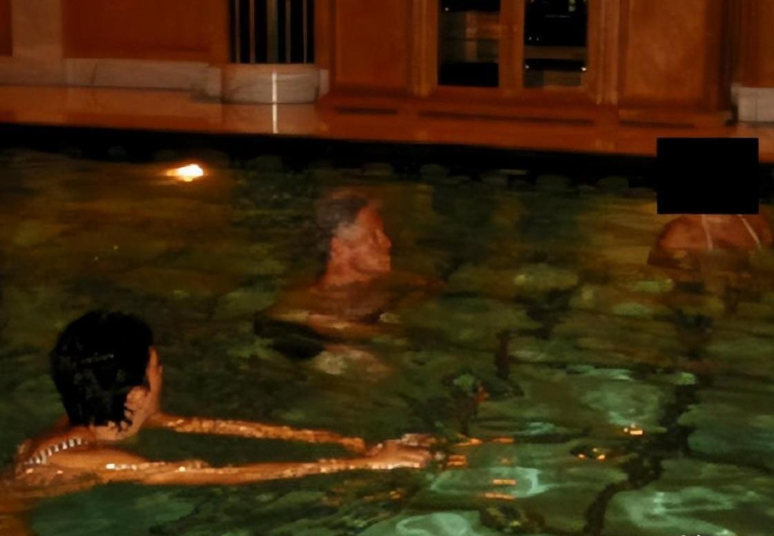 克林顿人设继续崩塌。不过他已经垂垂老矣。这顶多是个人生活隐私。当年他因为莱温斯基