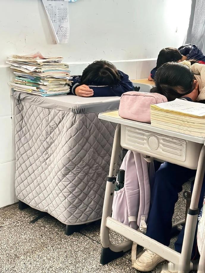 冬天教室第一排的同学有救了。