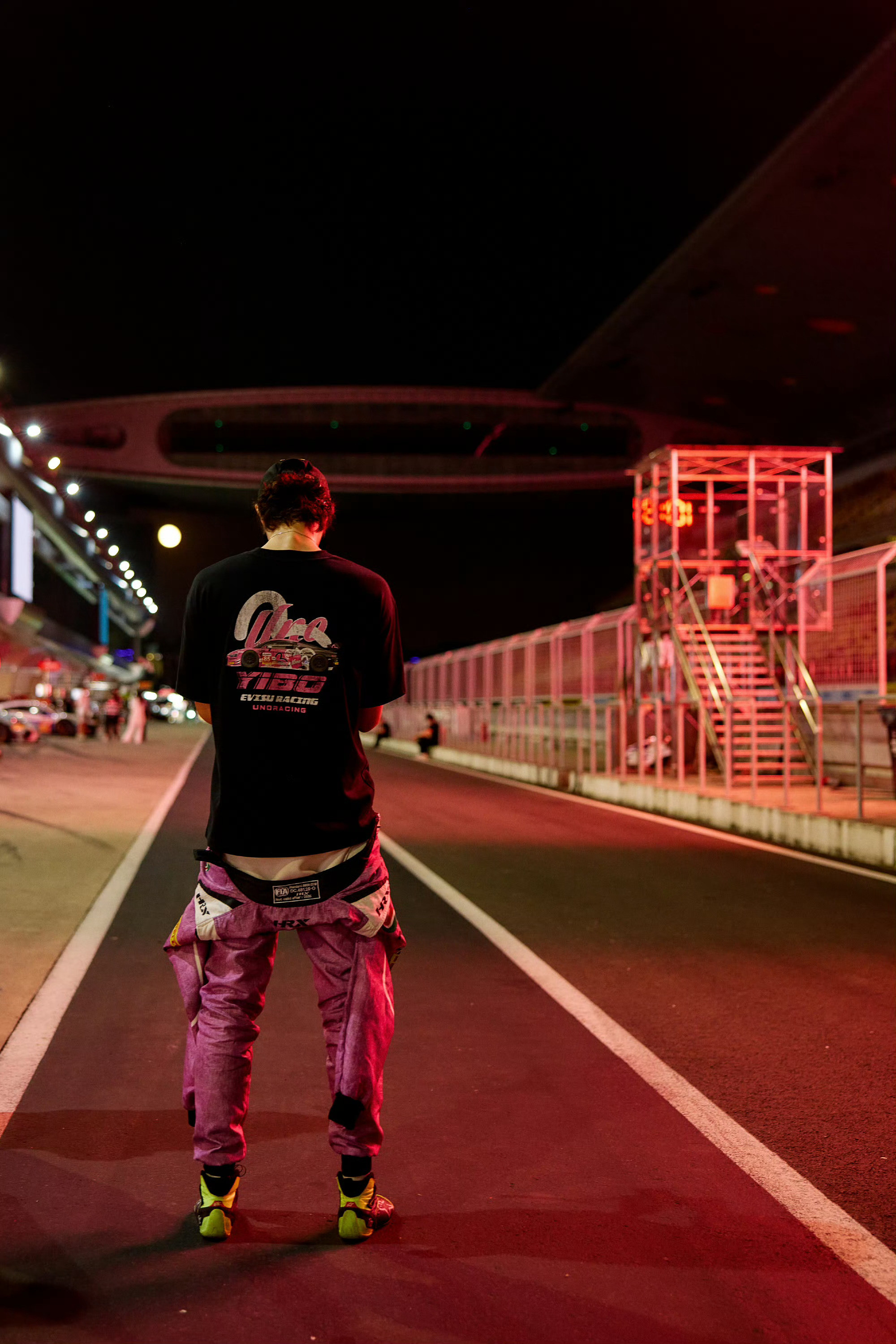 这张背影我真的是看得有点发热🥵姐妹们如何了喵～向全世界安利王一博💚王一博