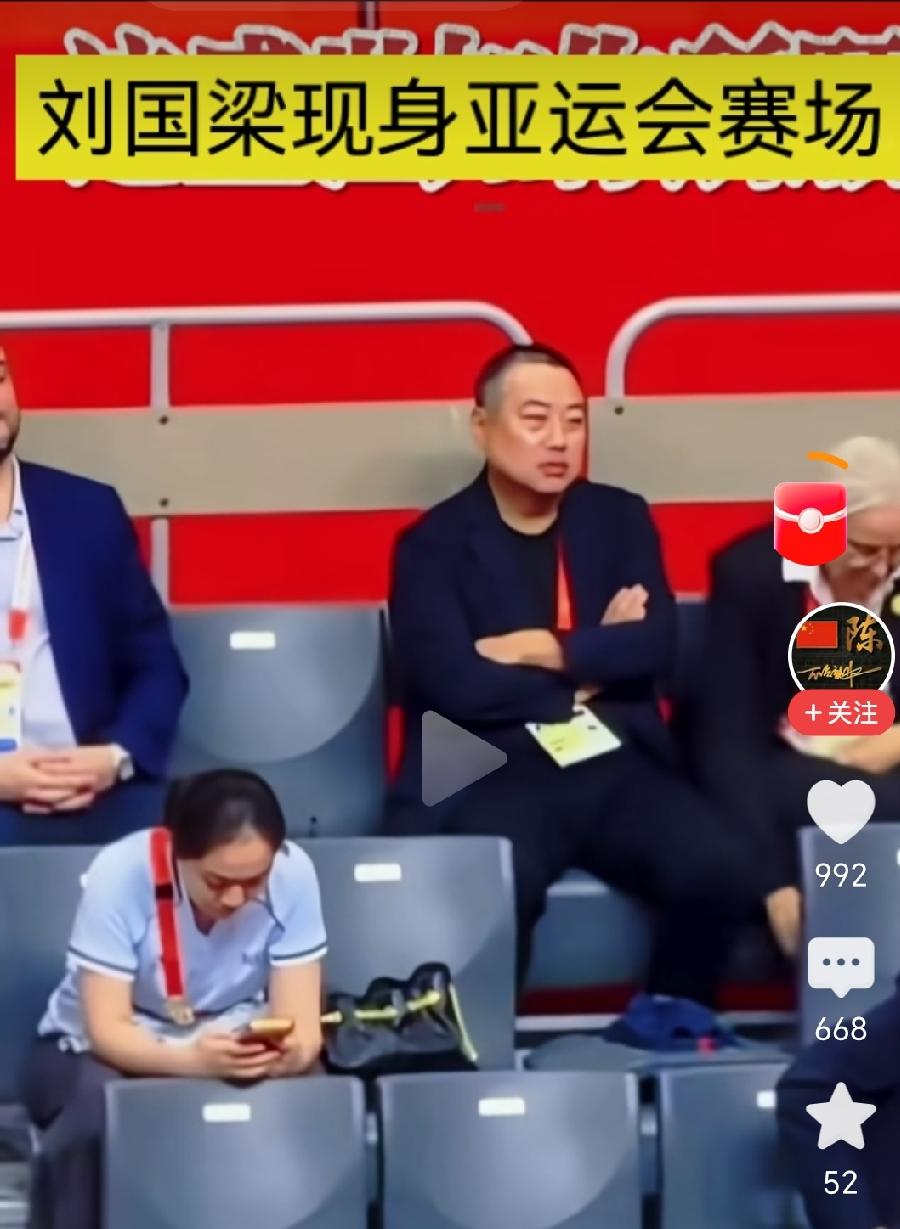 刘国梁在亚运赛场沉思。蔡振华留给刘国梁的和刘国梁留给王励勤的不是一样的价值