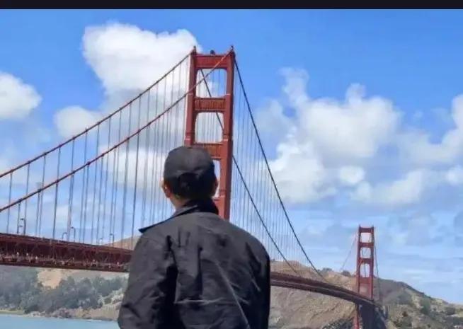 李连杰，这位曾经的功夫巨星，近日再次踏上金门大桥，引发了广泛关注。50年前，11