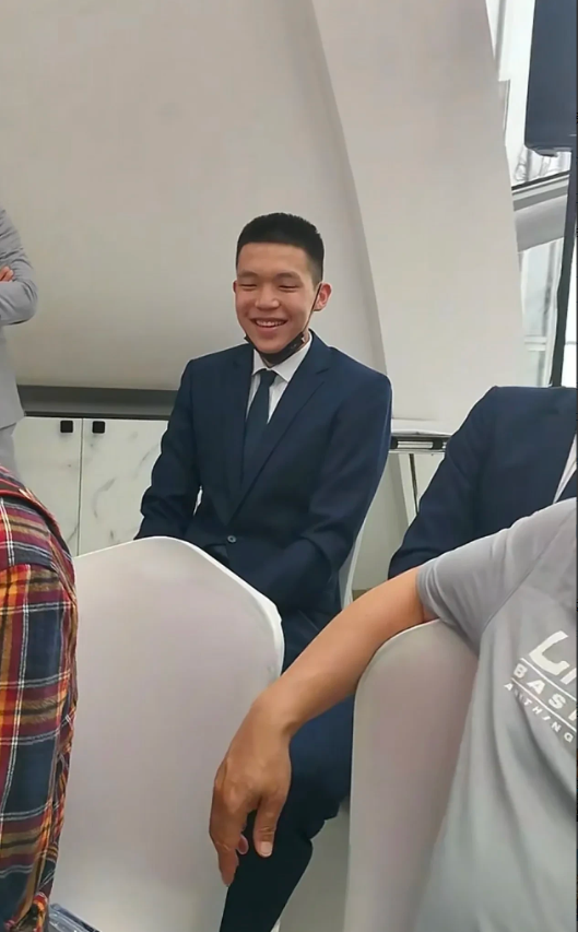 杨瀚森绝对没有改年龄！这张照片是21年小杨调上青岛一队仪式上拍的，时年16岁，身