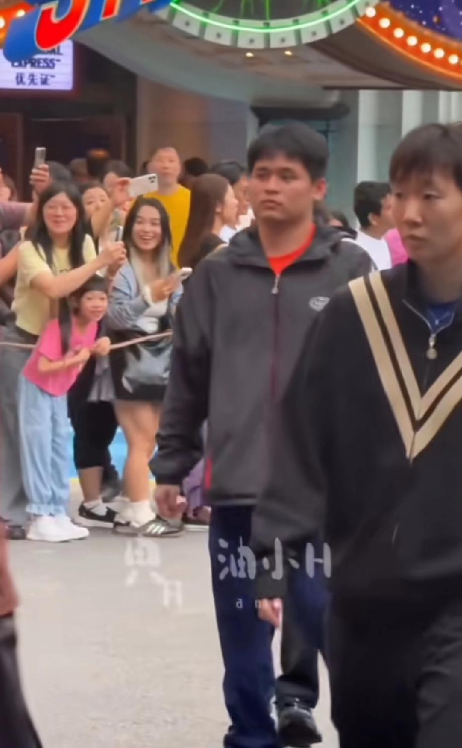 WTT新加坡大满贯，王曼昱今日参加在新加坡环球影城举办的欢迎晚宴。后面还有队友林