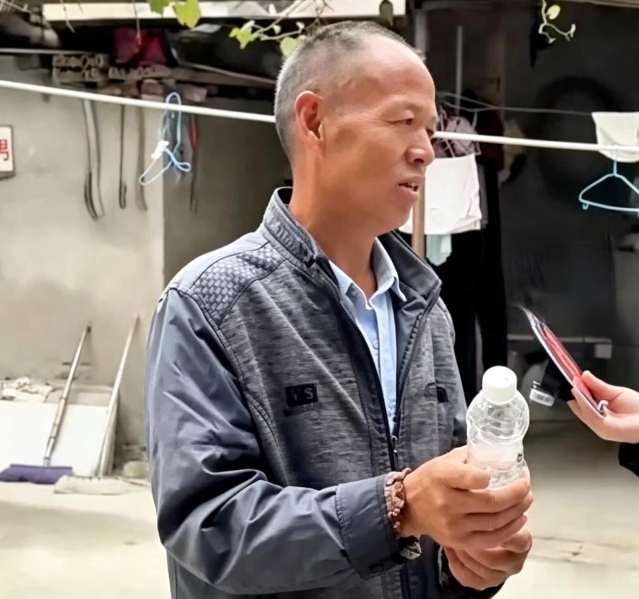 父亲日饮四五斤白酒酗酒51年，儿子辞职陪护，这酒瘾戒得掉吗？父亲大半辈子拿