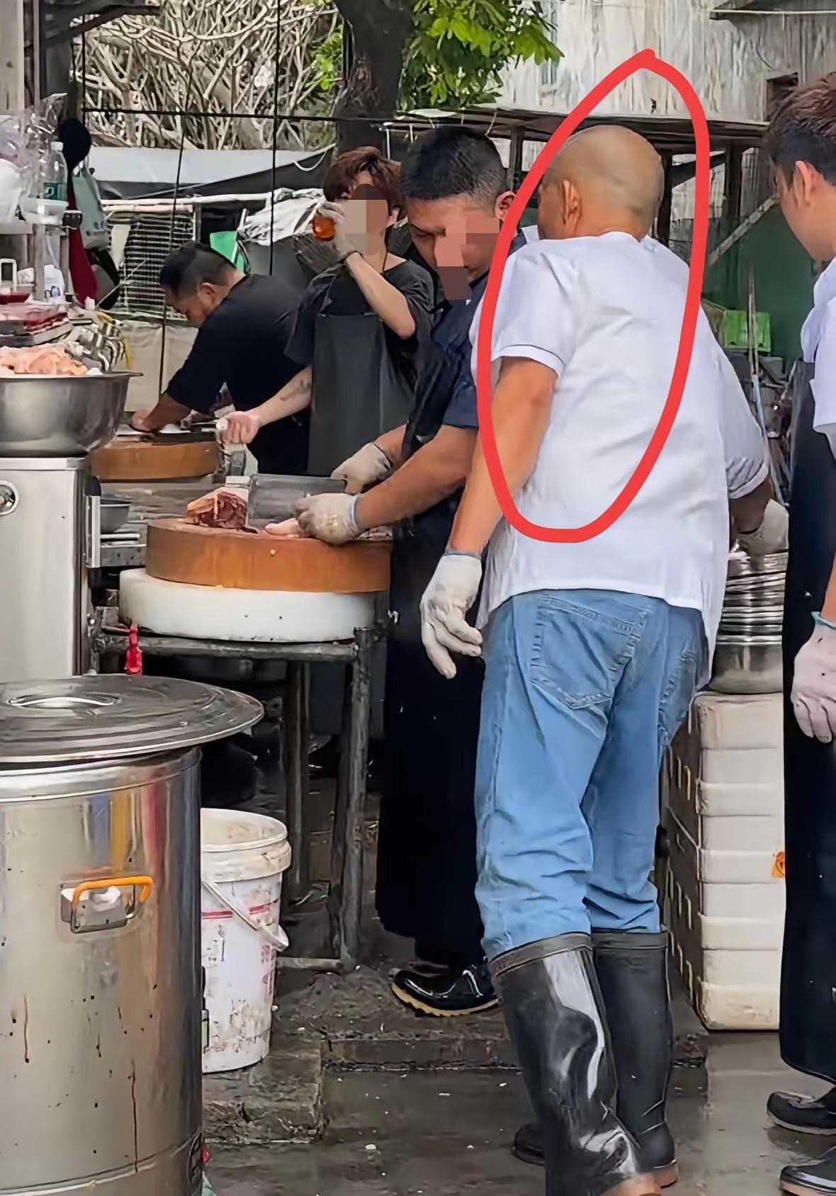 莫氏鸡煲的老板这回是真的放聪明了！假期第一天，没有休息，没有停业。但他请来了几个