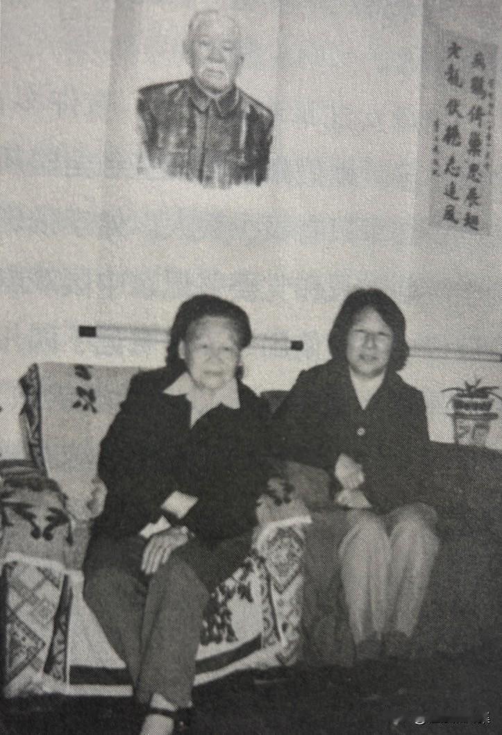 1985年，王定国与长征时的老战友李登玉（右）在北京合影。王定国于1935年随红