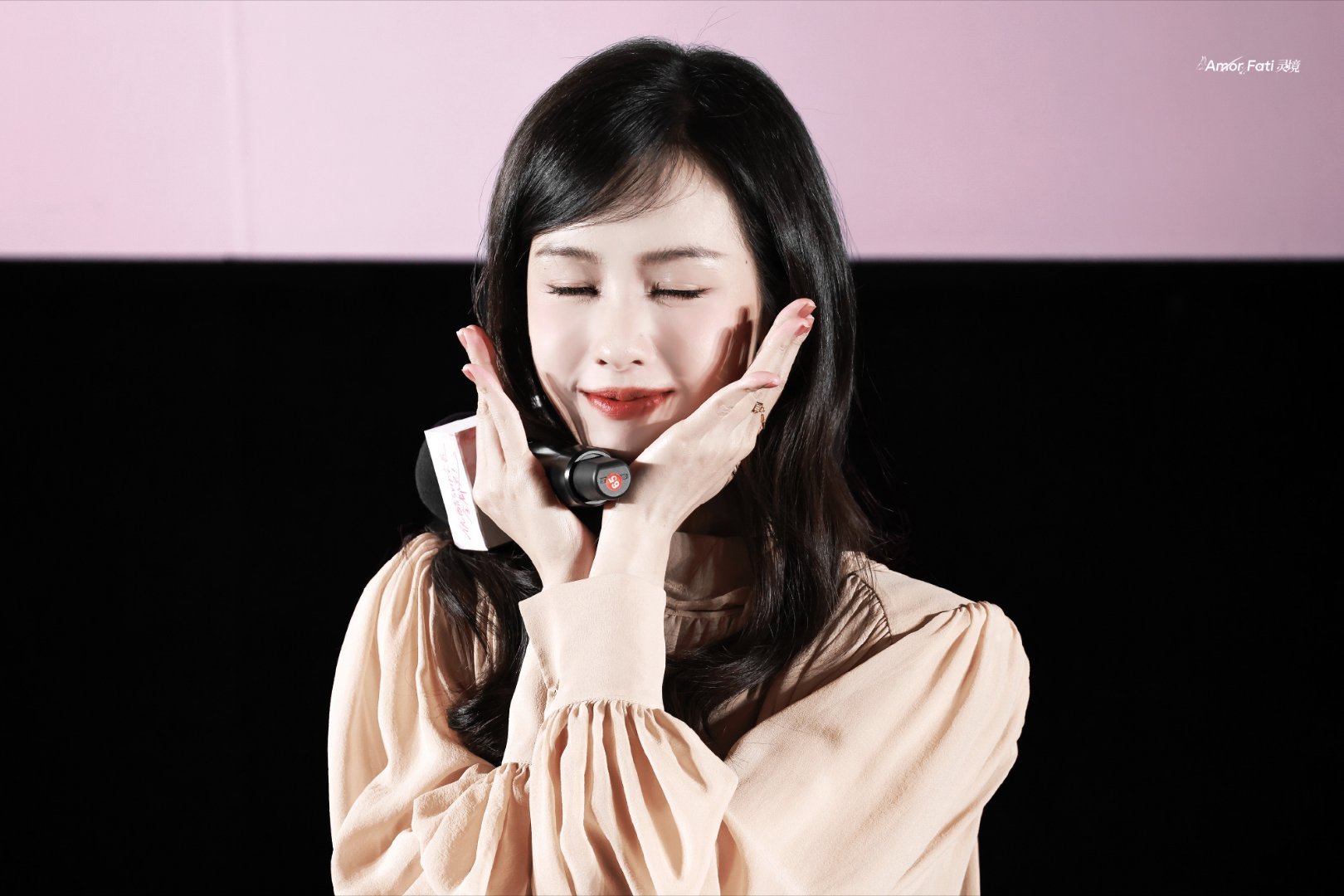 陈都灵疑似在机场被挤哭眼睫毛掉了好好好姐姐好可爱陈都灵怕大家担心，还亲自来辟