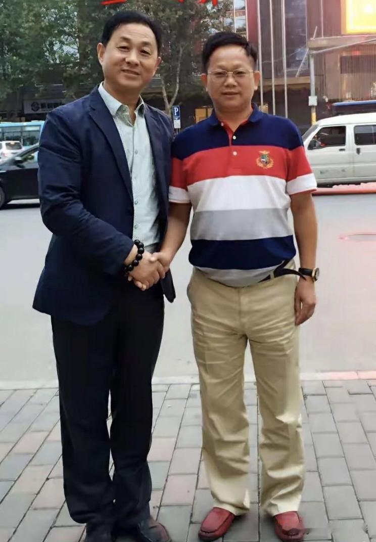 右边这位是我新兵连指导员，肖凯辉。转业后在东莞发展，现在是一位优秀企业家。我