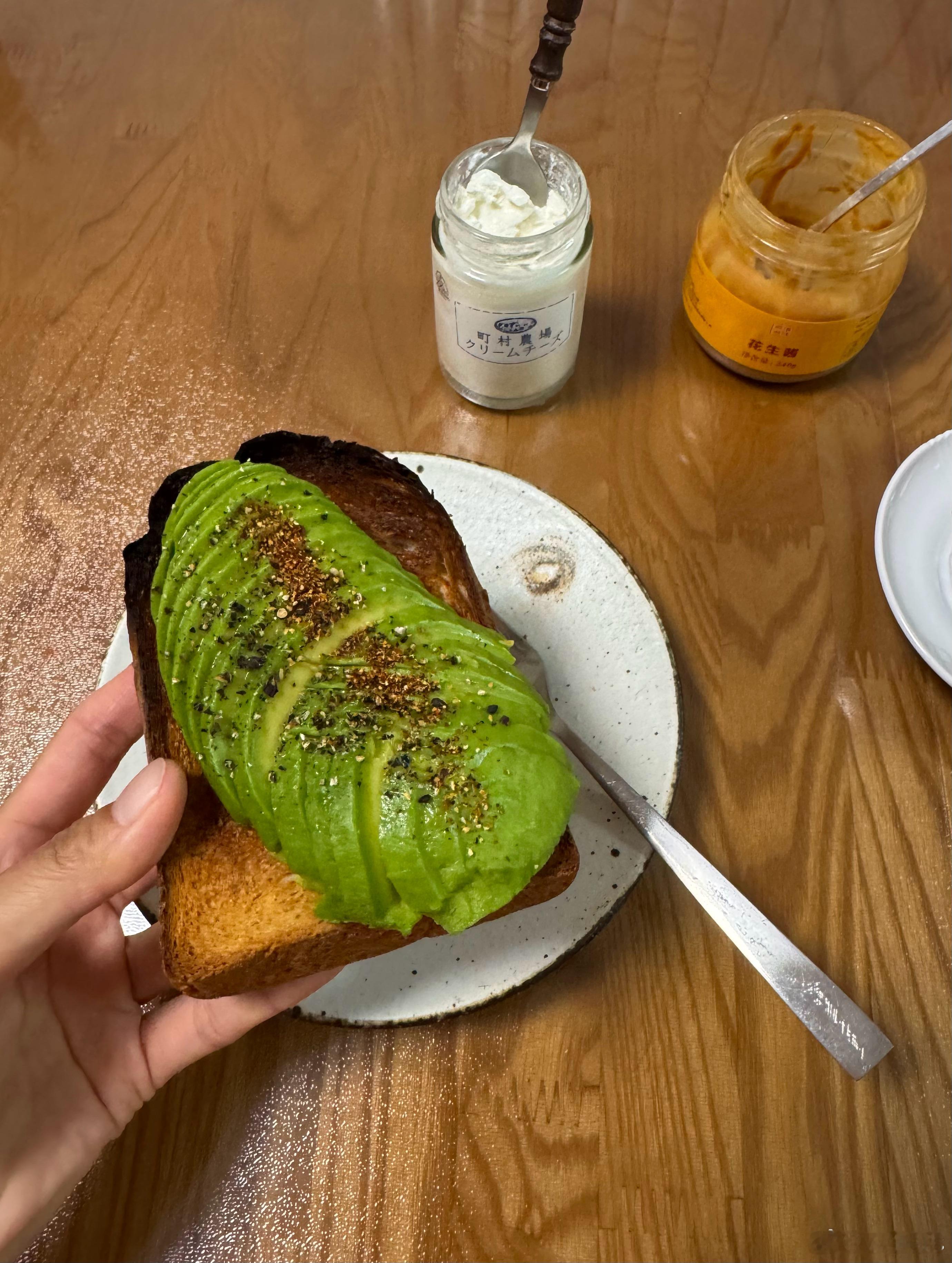 早餐coffeetime早安啦！☕️🍞感觉好久没吃牛油果了[大笑]阳光出来的迟了挪回屋里吃啦~​​