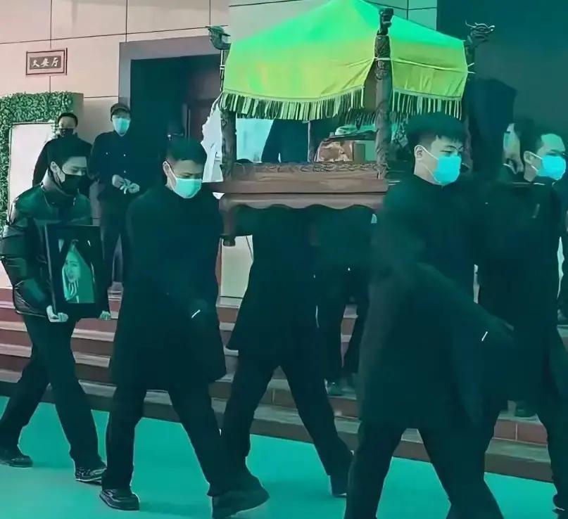 前妻肺癌走了58天，许亚军没露面儿子许何办完葬礼才开口：妈妈只想安静走。这