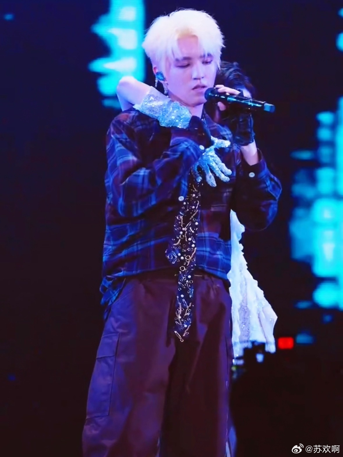 王俊凯一把拉过女舞伴重庆演唱会这段反复循环看了好多遍，两种氛围感直接戳我！一个是