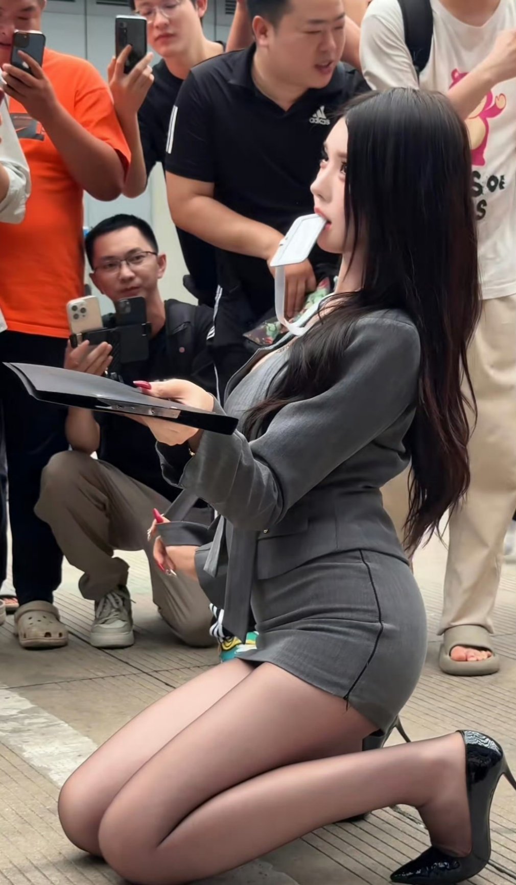 这位朋友的眼里只有妹子​​​