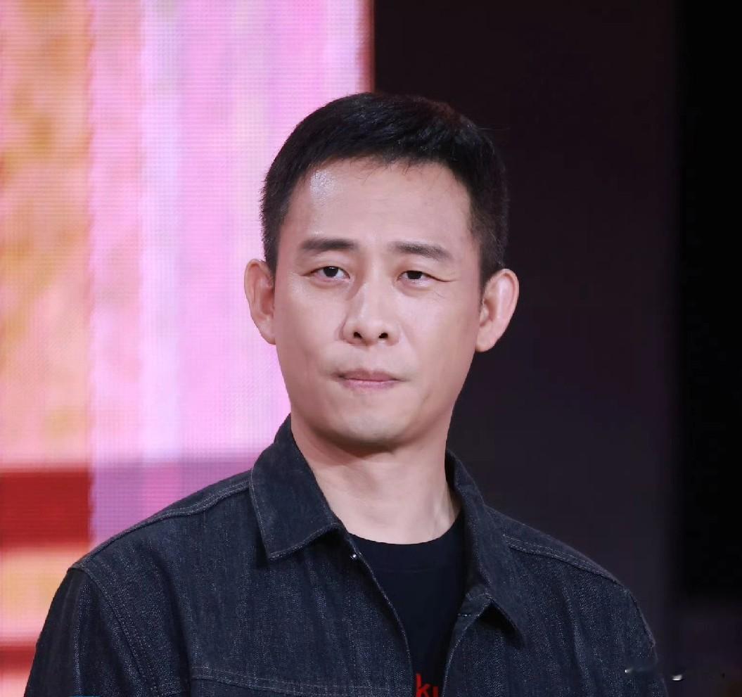 原来张译这些年一个综艺都不上一直以为，是没人请他。其实不是。是请了，但他不去。综艺来钱快，露脸多，别