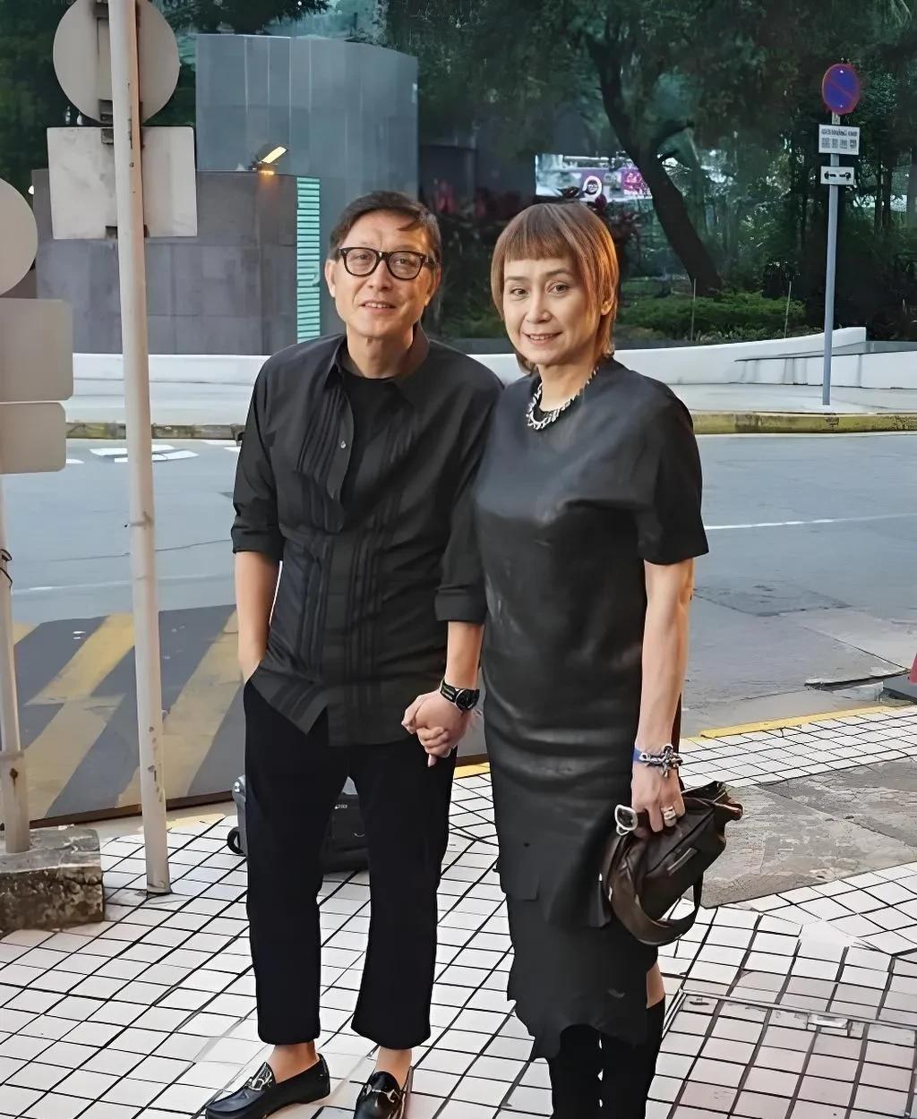 “水饺皇后”的导演刘伟强，和他老婆在街上被抓拍了一张照片，两人虽不是小年轻，但真
