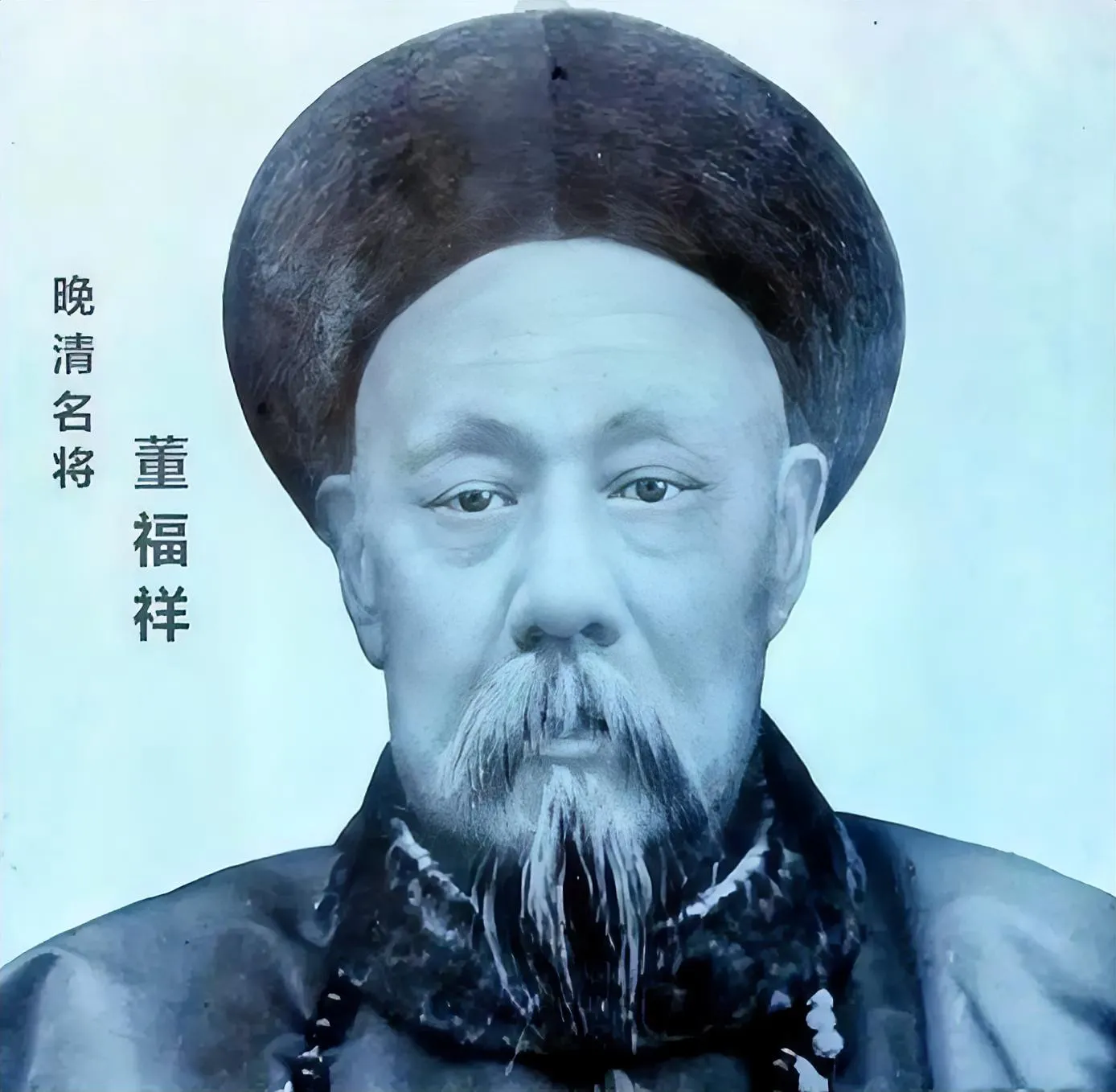 1895年深秋，数千回民跪在西宁城下，绝望地挥舞着白旗乞降。城墙之上，甘肃提督董