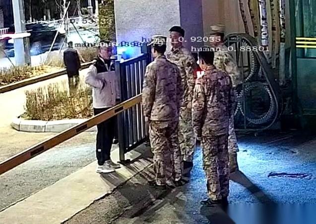 一张海军军士证，被一只手攥得死紧，在武警支队的大门口，来回踱步了快一个小时。里