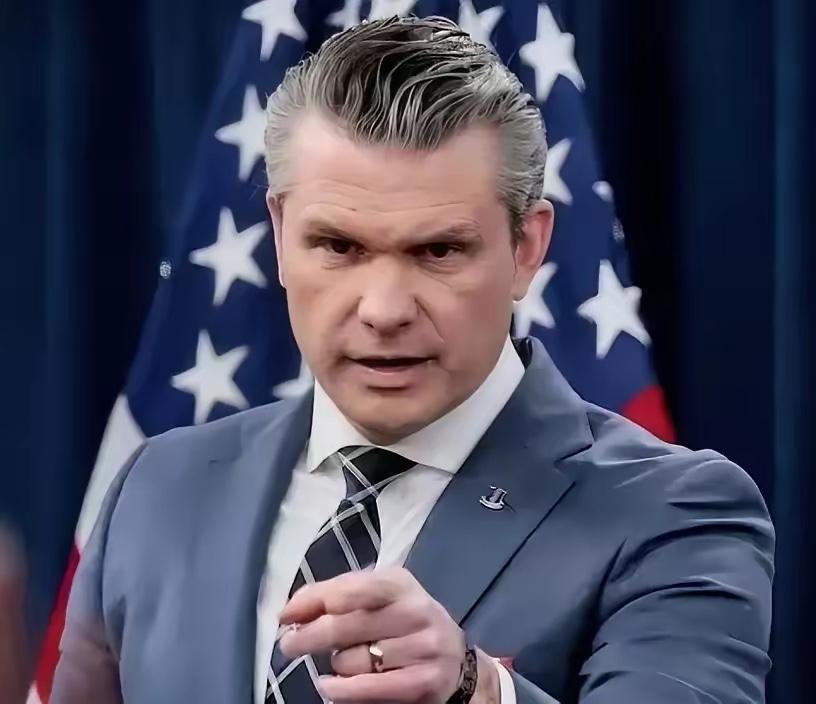 临阵换将？近日，美媒爆料，美国防部长赫格塞思与陆军参谋长兰迪·乔治爆发“史诗狂