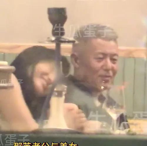 那英老公出轨视频曝光了，视频中年轻美女十分主动，不但一直搂着他胳膊，还不停把身体
