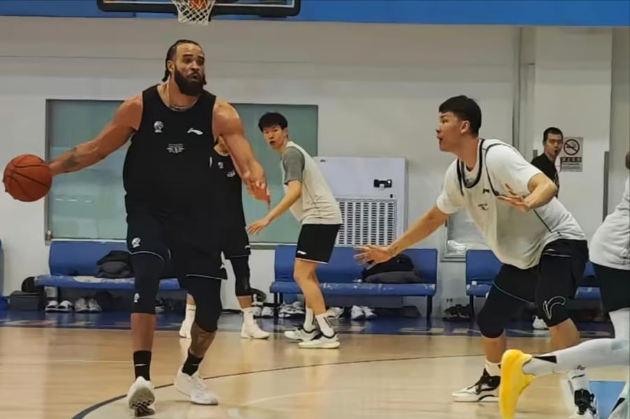 范子铭：从顶薪核心到板凳边缘，北京男篮内线变革下的无奈转身？28岁的范子铭，