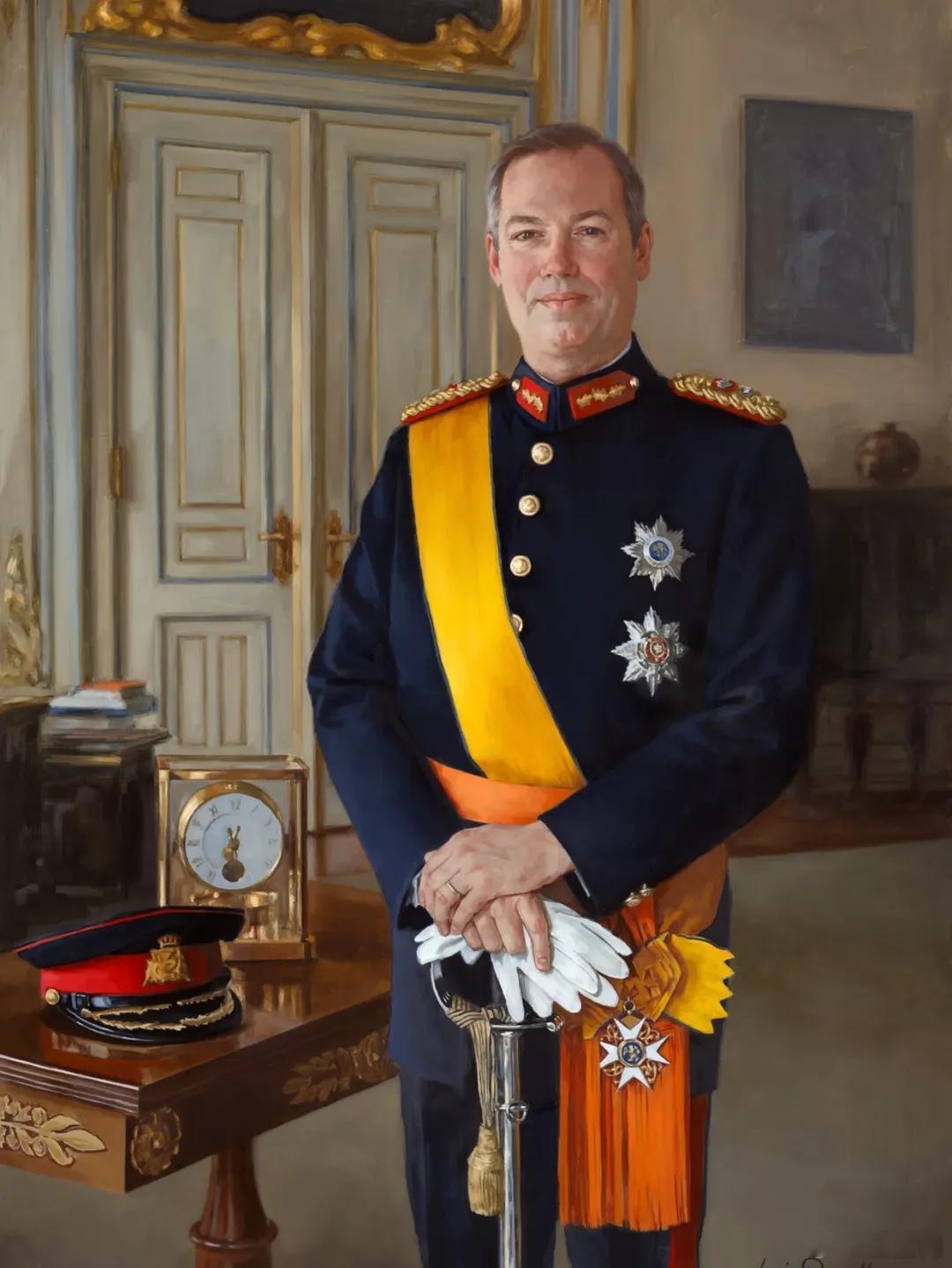 卢森堡王室🇱🇺10月2日，王室公布新大公夫妇三幅肖像画，第三幅人都变异啦[
