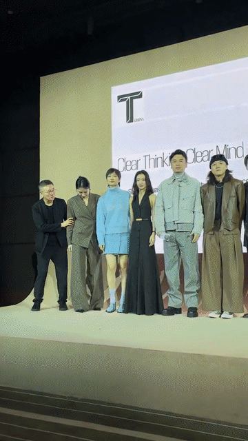 董洁好心酸的感觉，小小一只，还被安排到两个大高个中间站着，愈发显得又小又瘦，怎么