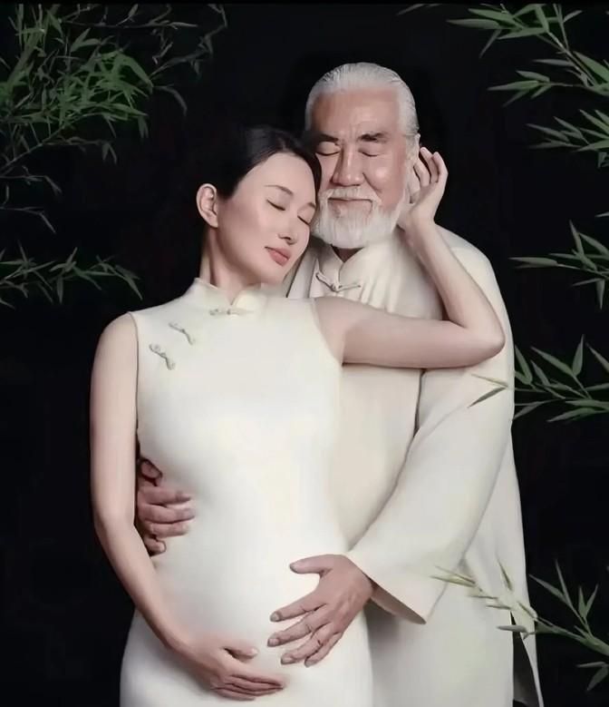 73岁张纪中穿唐制婚服给老婆掀盖头，抖音6小时爆了1200万播放。有人刷“老夫