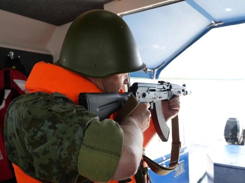 俄罗斯国家安全局边防部队士兵使用AK-1047.62毫米卡宾枪。