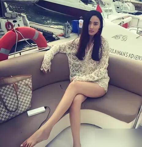 李亚鹏前妻海哈金喜，离婚不到半年，不仅住进三层别墅，还杀回时装周签下全球代言！