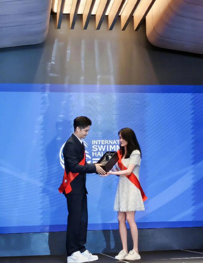 郭晶晶和陈若琳在新加坡领取国际泳联名人堂奖杯。霍启刚陪同郭晶晶领奖，公公霍震霆也