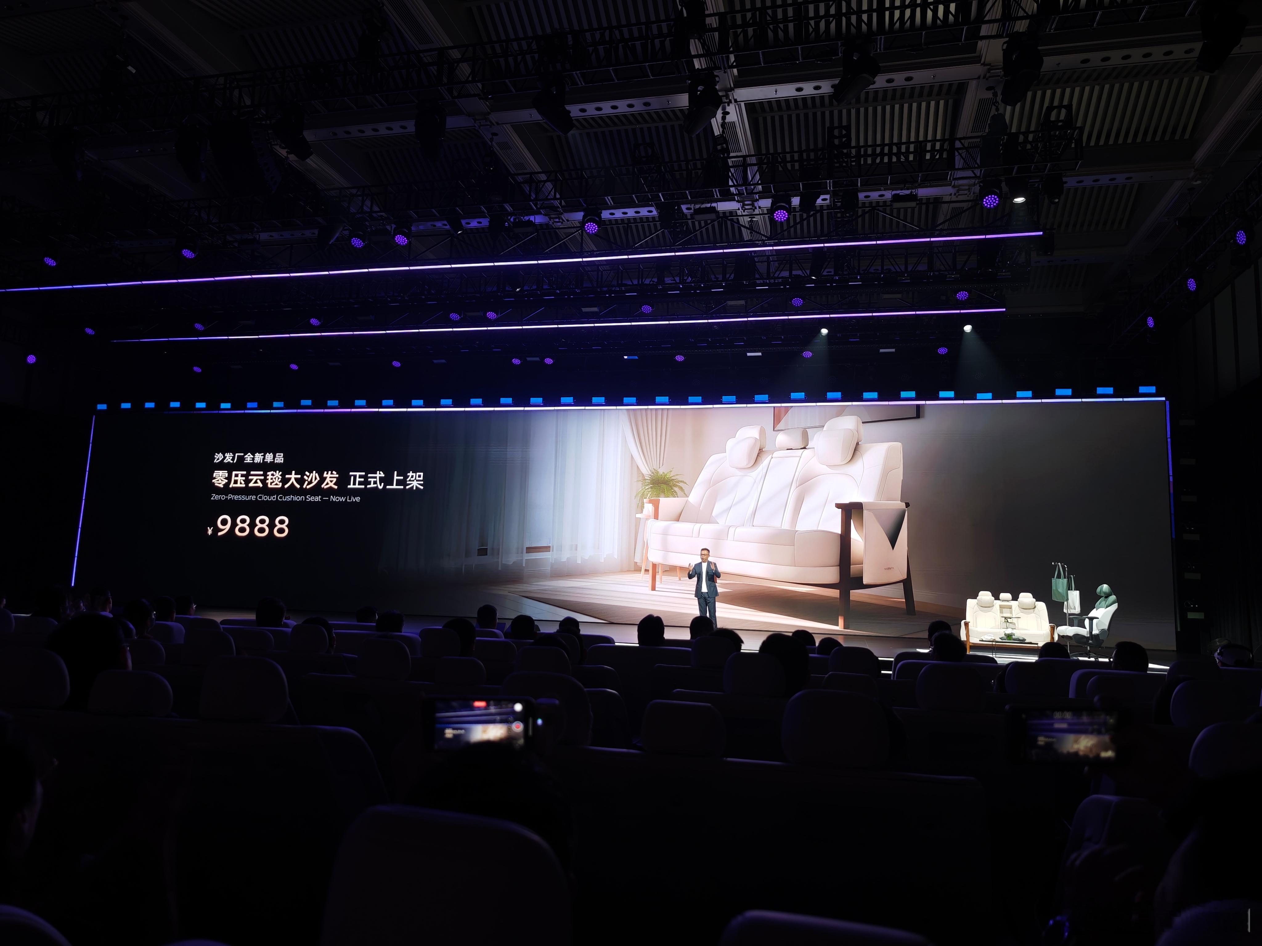 日产双人大沙发上架了，售价9888元有人想买回家吗？百万级后排大沙发东风日产N6