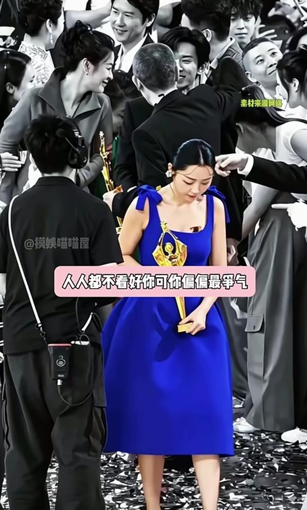 卫诗雅亲自回应了，百花奖那张“孤独照”纯属误会。她回港后坦白，当时全场只认识梁家