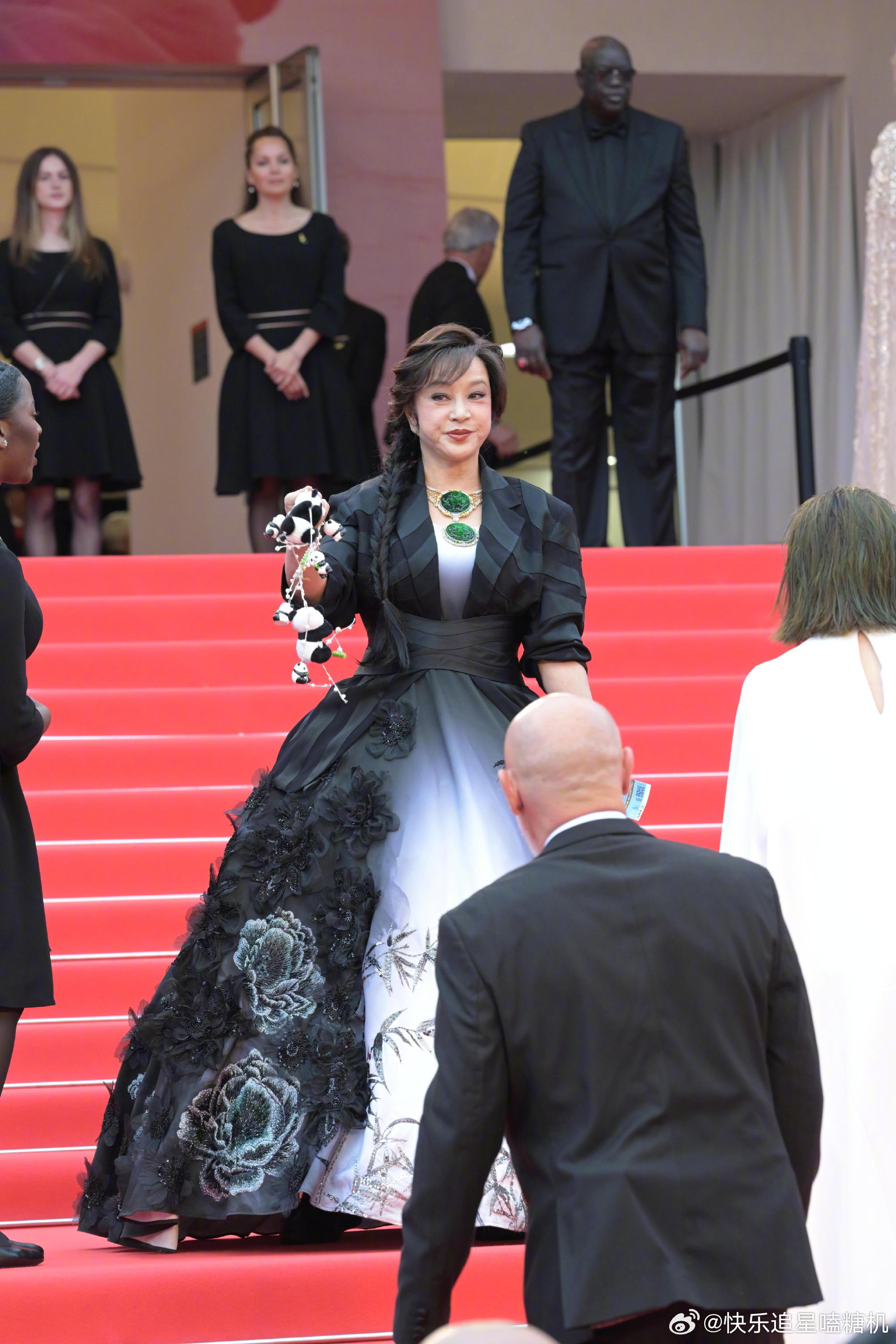 刘晓庆红色皮衣学院风刘晓庆真的太会保养也太会穿了，这次红色皮衣加学院风套装让人